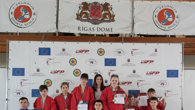 Jaunieši ar diplomiem