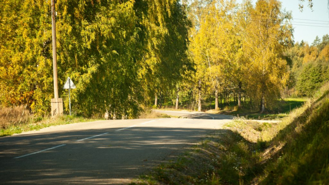 Autovadītāju ievērībai: karstā laikā uz nokalpojušajiem asfalta segumiem var rasties izsvīdumi; aicinām informēt LVC