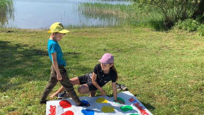 Pārgājiena dalībnieki spēlē spēles