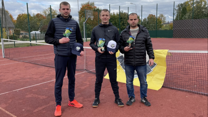 Attēlā: Godalgoto vietu ieguvēji, no keisās Toms Kravalis, Edgars Urtāns un Vitālijs Žuks.