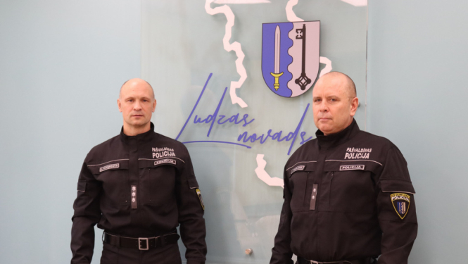 Attēlā no kreisās puses: Ludzas novada pašvaldības policijas priekšnieks Jurijs Kuzņecovs un Ludzas novada pašvaldības policijas inspektors Juris Timofejevs.