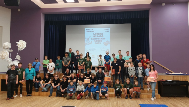 Robotikas turnīra dalībnieku kopbilde