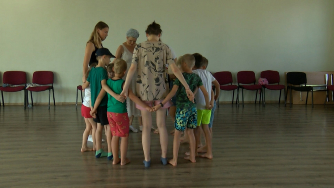 Ludzā nometnē tiekas bērni no Ukrainas un Latvijas | LRTV sižets