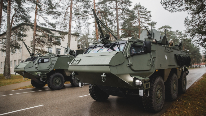 Attēlā: Militārās tehnikas maršs. Foto: Gatis Indrēvics, Aizsardzības ministrija.