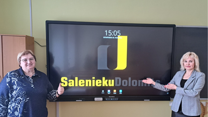 Interaktīvo ekrānu nodošanas brīdī. No kreisās: Kārsavas vidusskolas matemātikas skolotāja Ludmila Urtāne un SIA “Salenieku dolomīts”pārstāve Vineta Poikāne