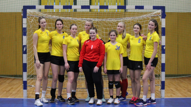 Attēlā: Ludzas NSS meiteņu U-16 komanda. No kreisās, K. Ziediņa, R. Andrejeva, L. Kaupuža, J. Stepanova, S. Zatlere, K. Atstupene, E. Eikina. K. Kračus, P. Cibuļska.