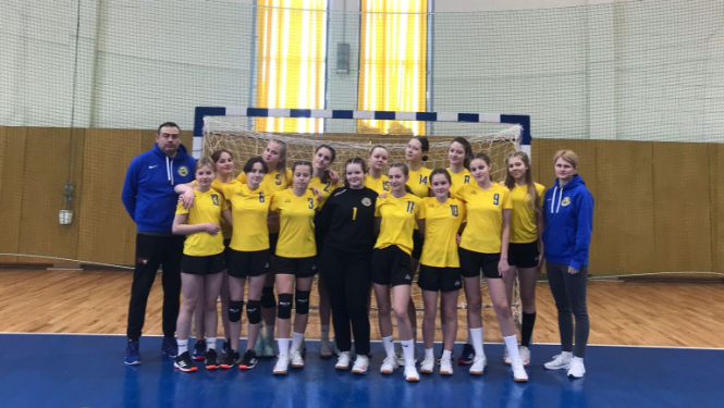 Attēlā: No labās, treneris M. Cibuļskis, Viktorija Pavlovska, Lāsma Pavlovska, Jeļizaveta Matvejenko, Jana Stepanova, Darina Maļanova, Lorianna Sproģe, ssabine Zatlere, Marta Batņa Daniela Paņkova Kristiāna Ziediņa, Kristiāna Atstupene, Patrīcija Cibuļska, Loreta Leščinska, Inga Boroduļina, trenere A. Sidorova