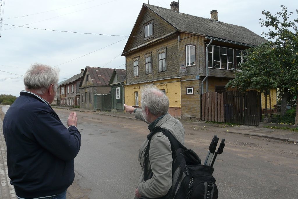 būvvaldes darbinieki apseko vecpilsētu ar arhitektu  Pēteri Blūmu