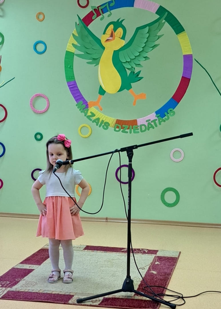 Dzied mazo dziedātāju festivāla dalībnieks