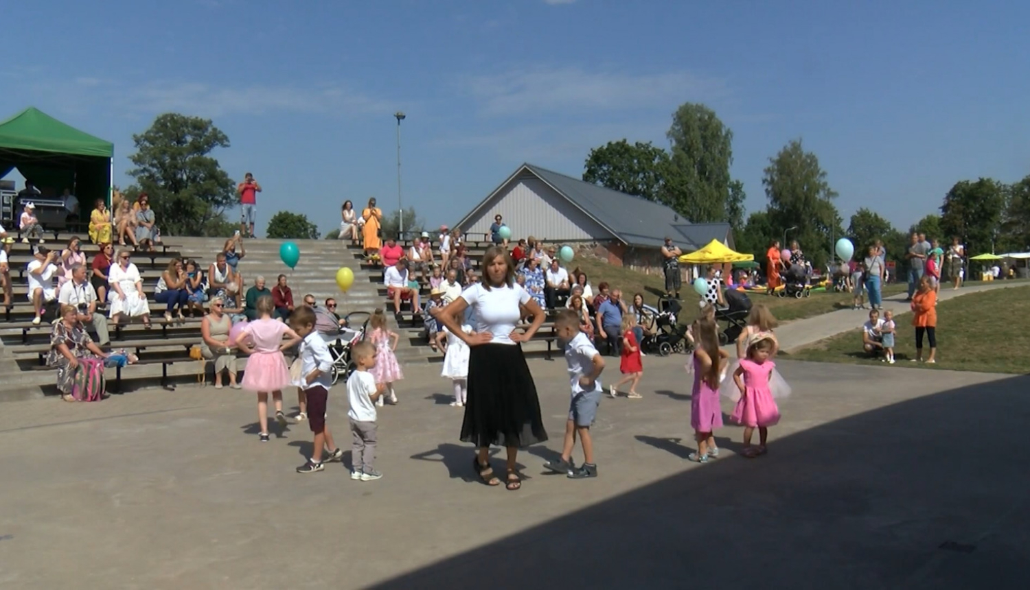 Kārsavā nosvinēti bērnības svētki un godināti jaundzimušie | LRTV sižets