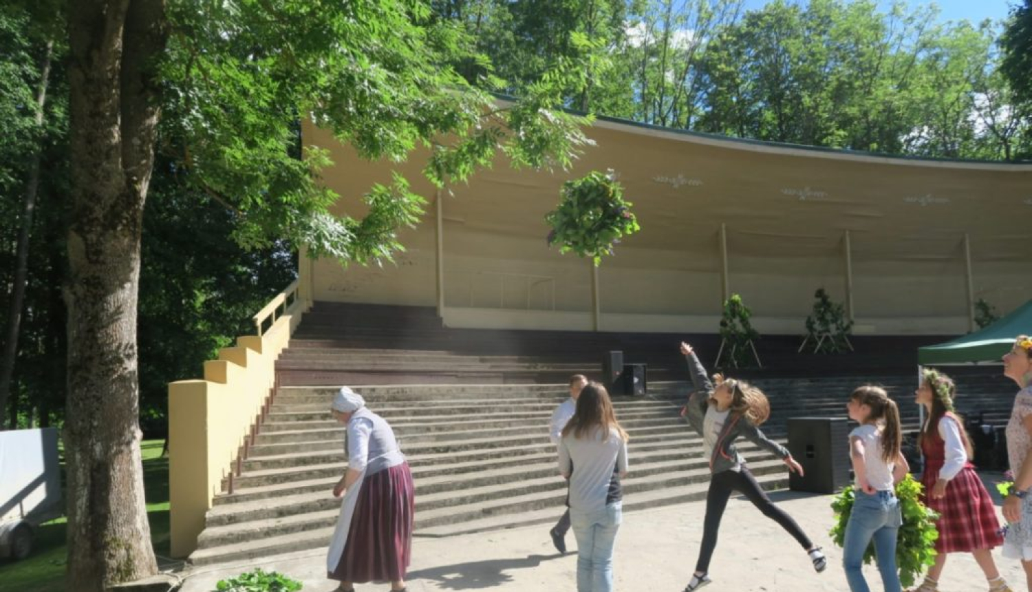 Vasaras saulgriežu pasākums Gaismas dārza kultūras programmā