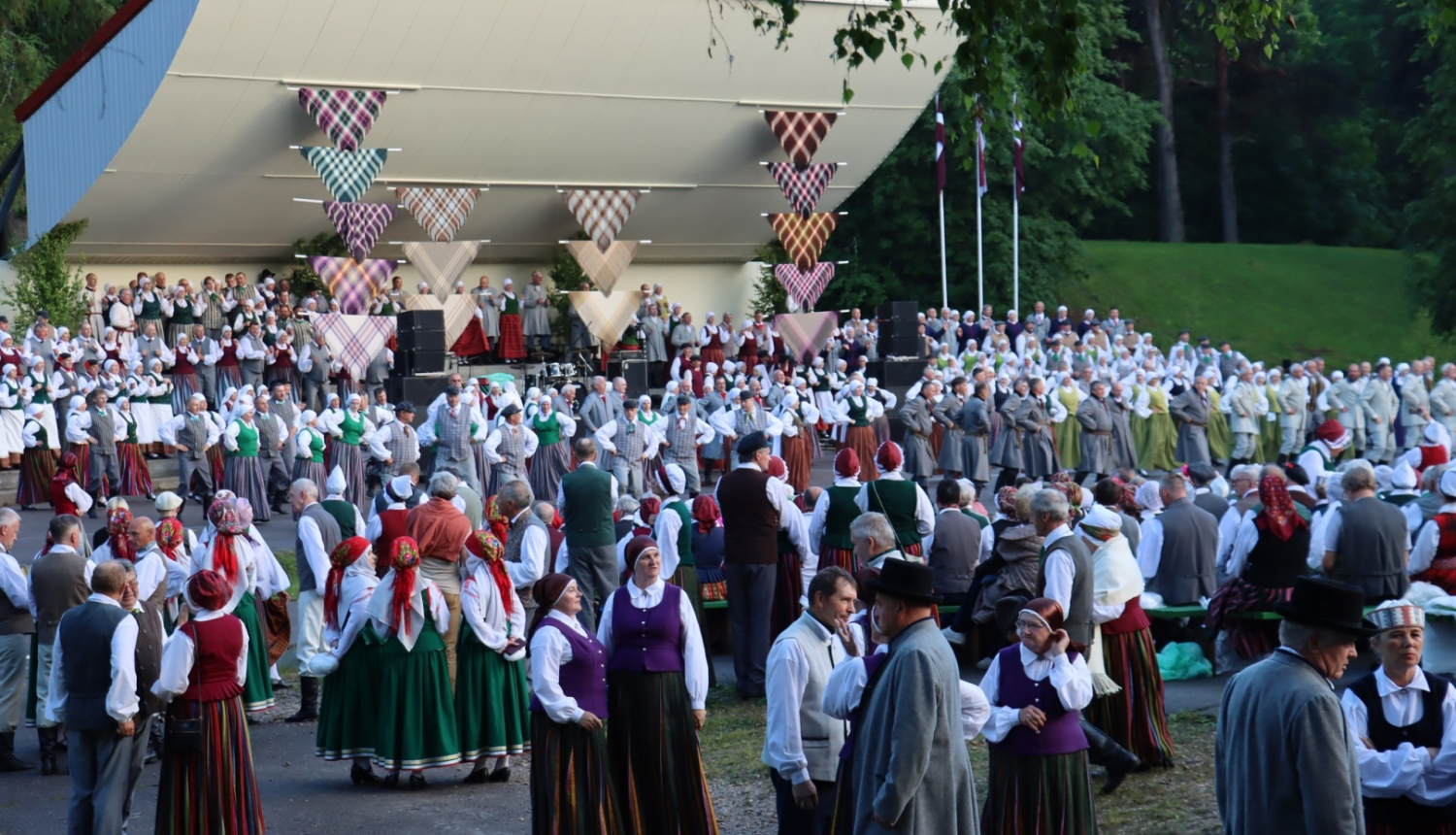 Senioru deju kolektīvu koncertā “Sadanc’s iekš Lemsal’”