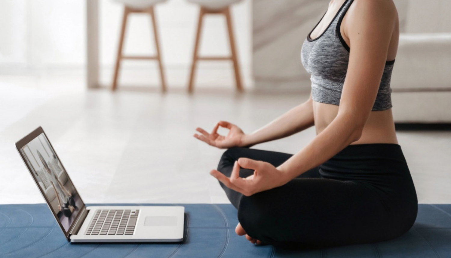 Aicinām uz TIEŠSAISTES jogas un kalanētikas nodarbībām!