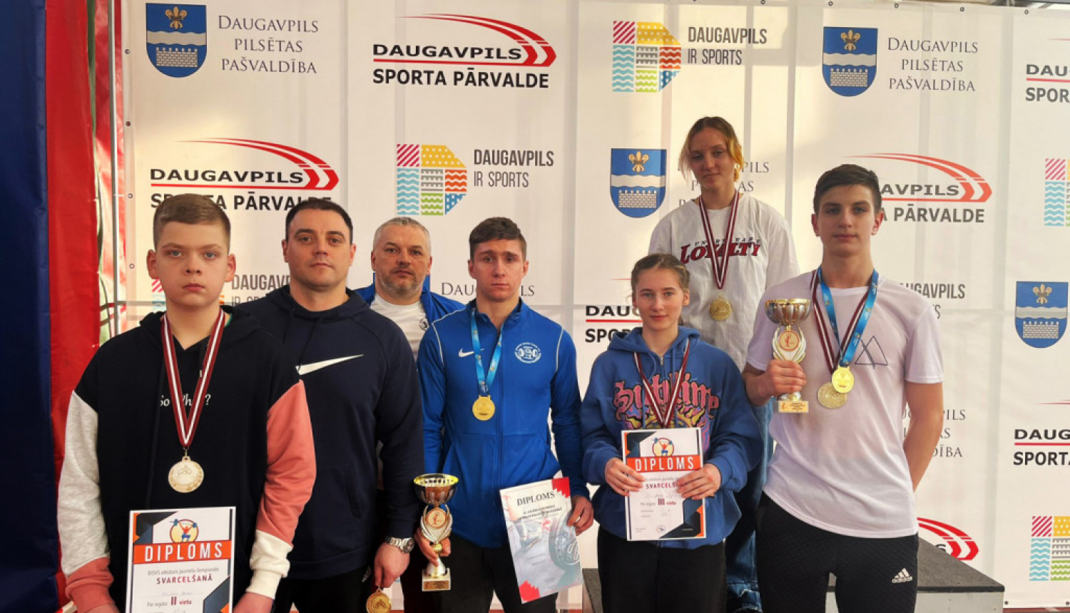 Jaunie censoņi veiksmīgi startē svarcelšanā