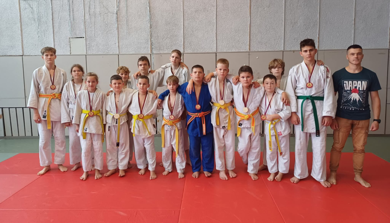 Ludzas novada džudisti kopā ar treneri sacensībās “Latgales Rudens Džudo Kauss 2025” Preiļos.