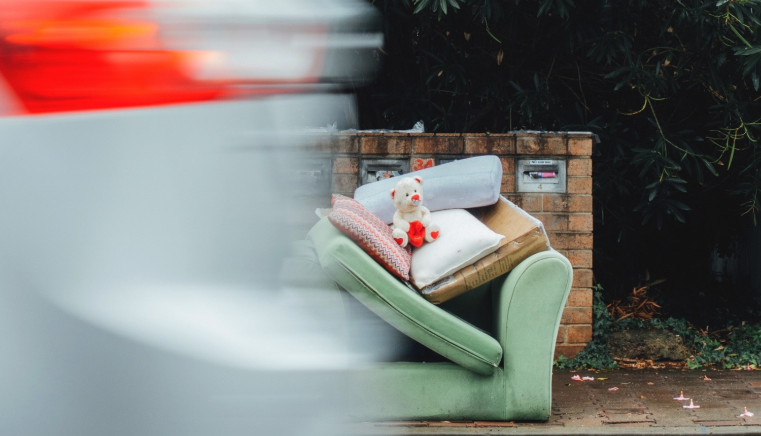 lielgabarīta atkritumi piemērs dīvāns unsplash attēls