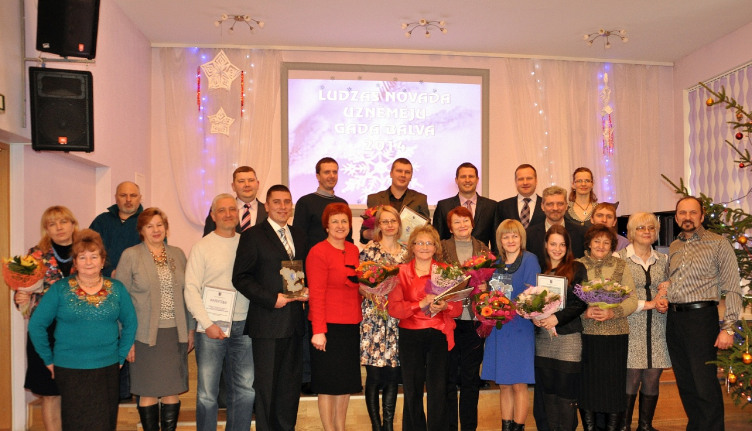 Pasniedz balvas veiksmīgākajiem uzņēmējiem