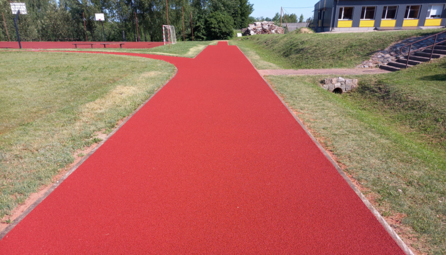 Noslēdzies projekts “Pildas pamatskolas stadiona skrejceliņu atjaunošana”