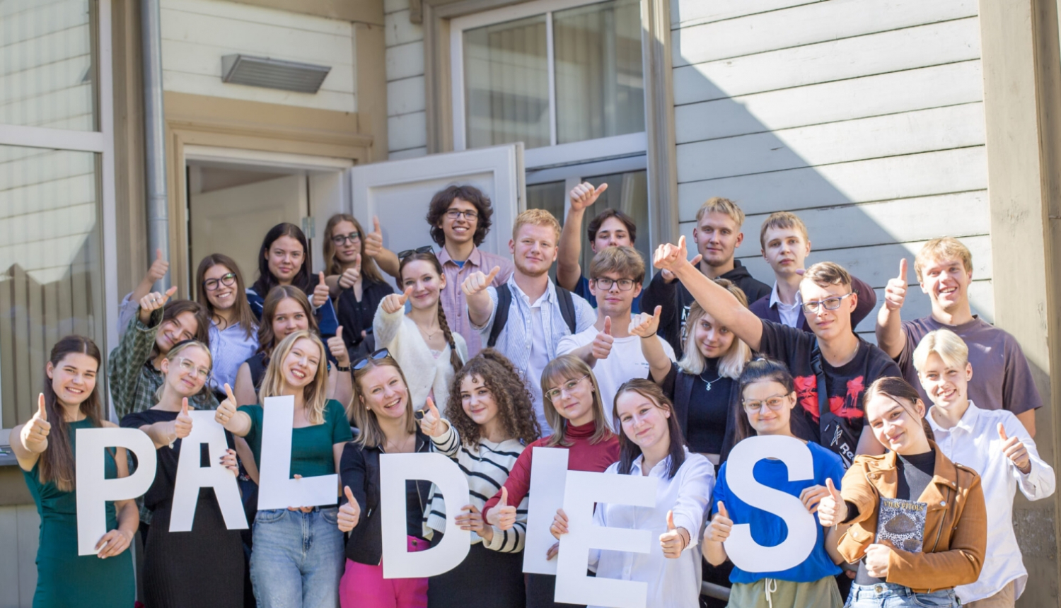 Daļa no 2024./2025. studiju gada stipendiātiem līgumu parakstīšanas dienā