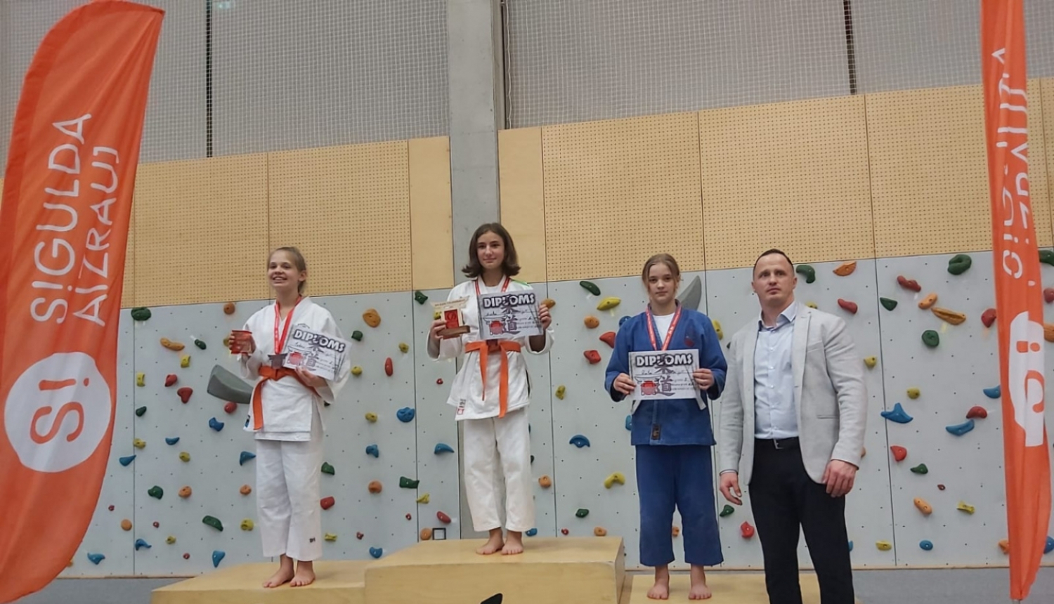 Pirmo 3 vietas apbalvošana