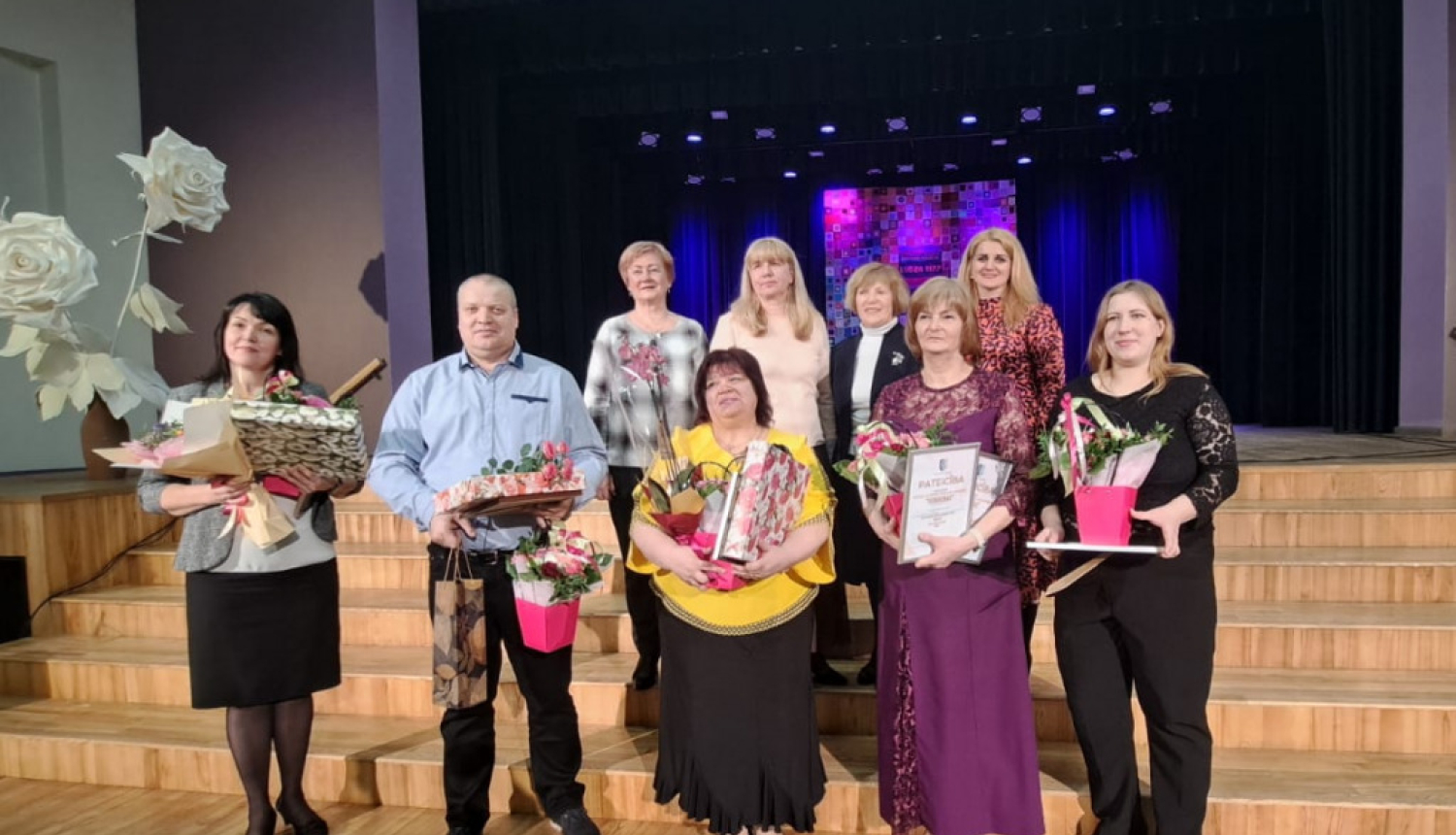 konkursanti ar ziediem