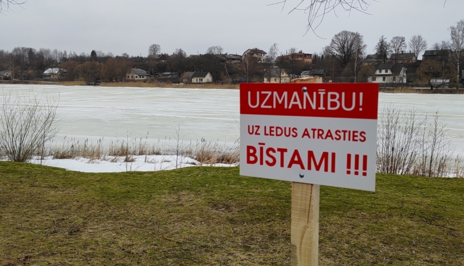 Brīdinājuma zīme, ka uz ledus atrasties ir aizliegts