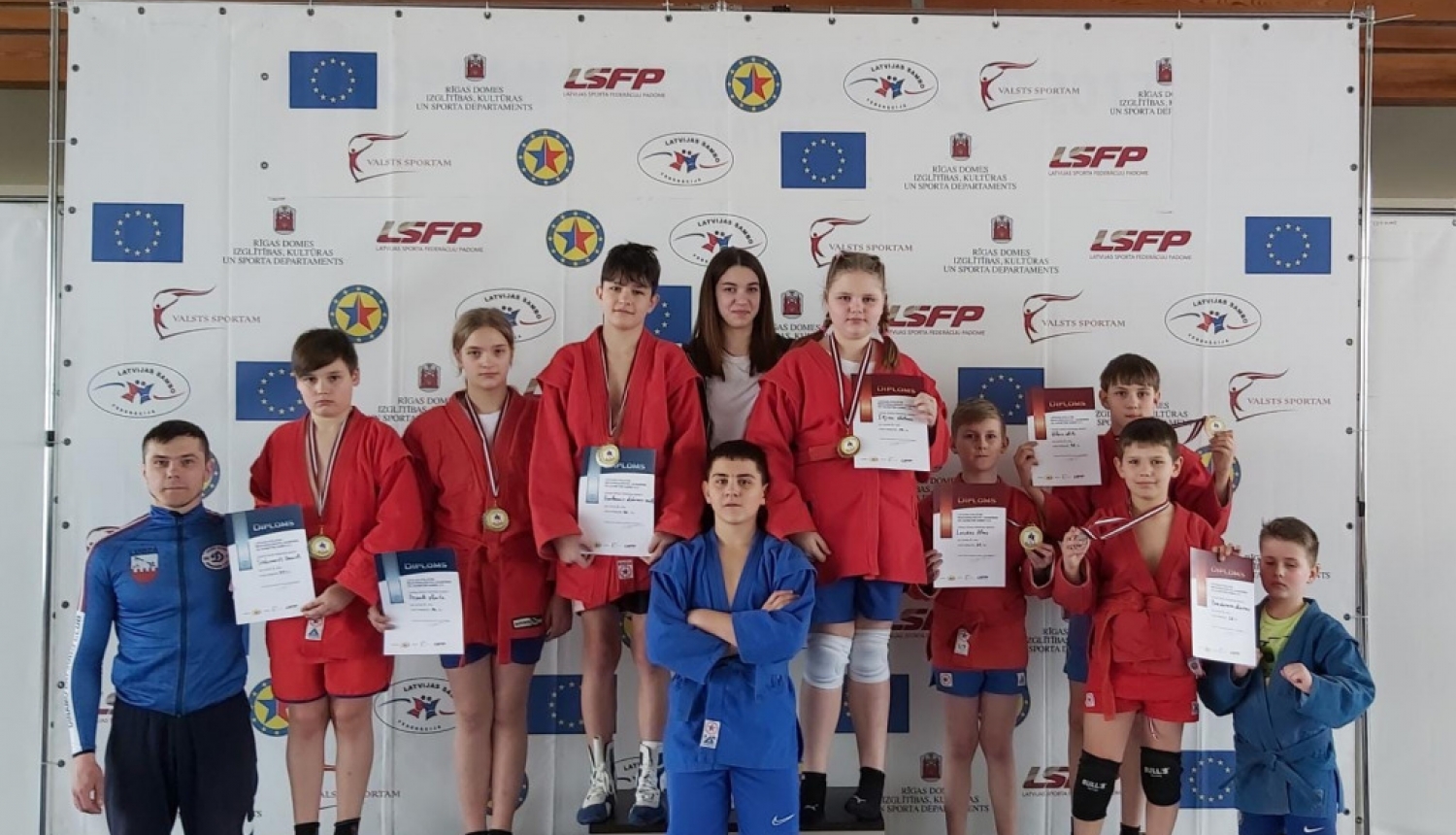 Jaunieši ar diplomiem