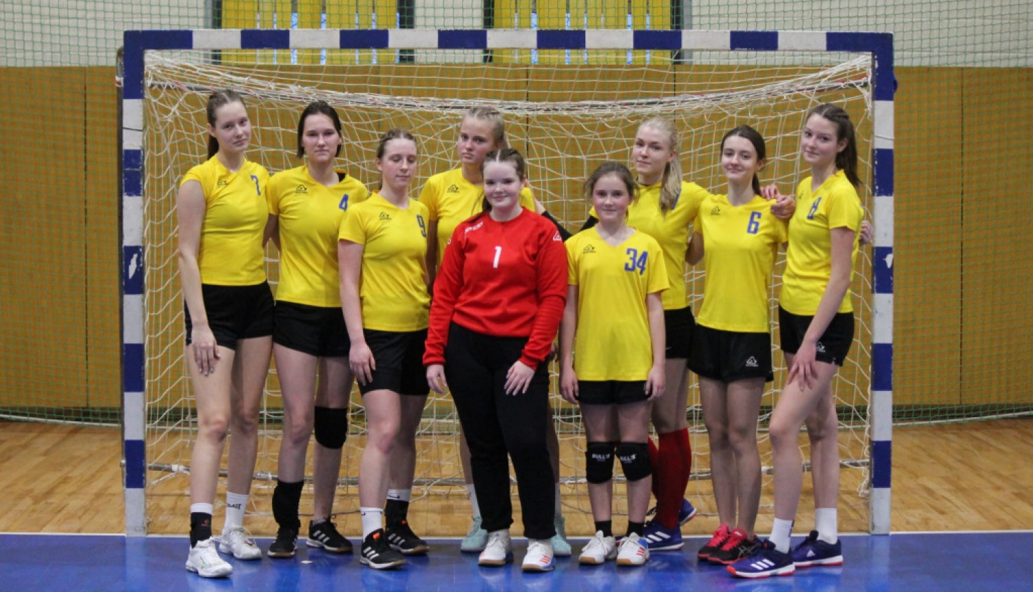 Attēlā: Ludzas NSS meiteņu U-16 komanda. No kreisās, K. Ziediņa, R. Andrejeva, L. Kaupuža, J. Stepanova, S. Zatlere, K. Atstupene, E. Eikina. K. Kračus, P. Cibuļska.